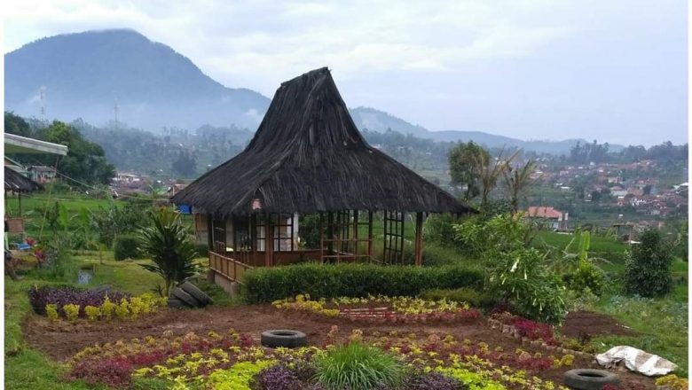 “BUNGA DI TAMAN SANGATLAH INDAH, MAWAR MEREKAH JADI HIASAN … WAHAI KAWAN CEPAT TENGOKLAH, MUTIARA APAKAH GERANGAN YANG ADA DI HADAPAN???”