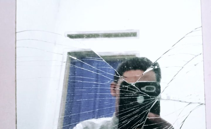 BERCERMIN PADA KACA YANG RETAK